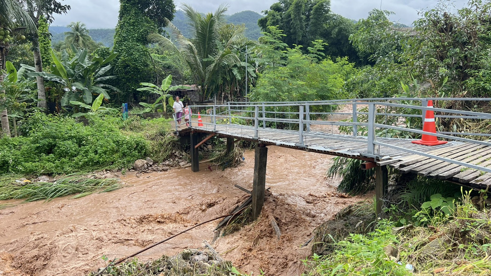 แม่ฮ่องสอนฝนถล่ม! น้ำป่าไหลหลากท่วมบ้านใหม่ กระทบ 25 ครอบครัว 70 ราย บ้าน-สะพานเสียหาย 