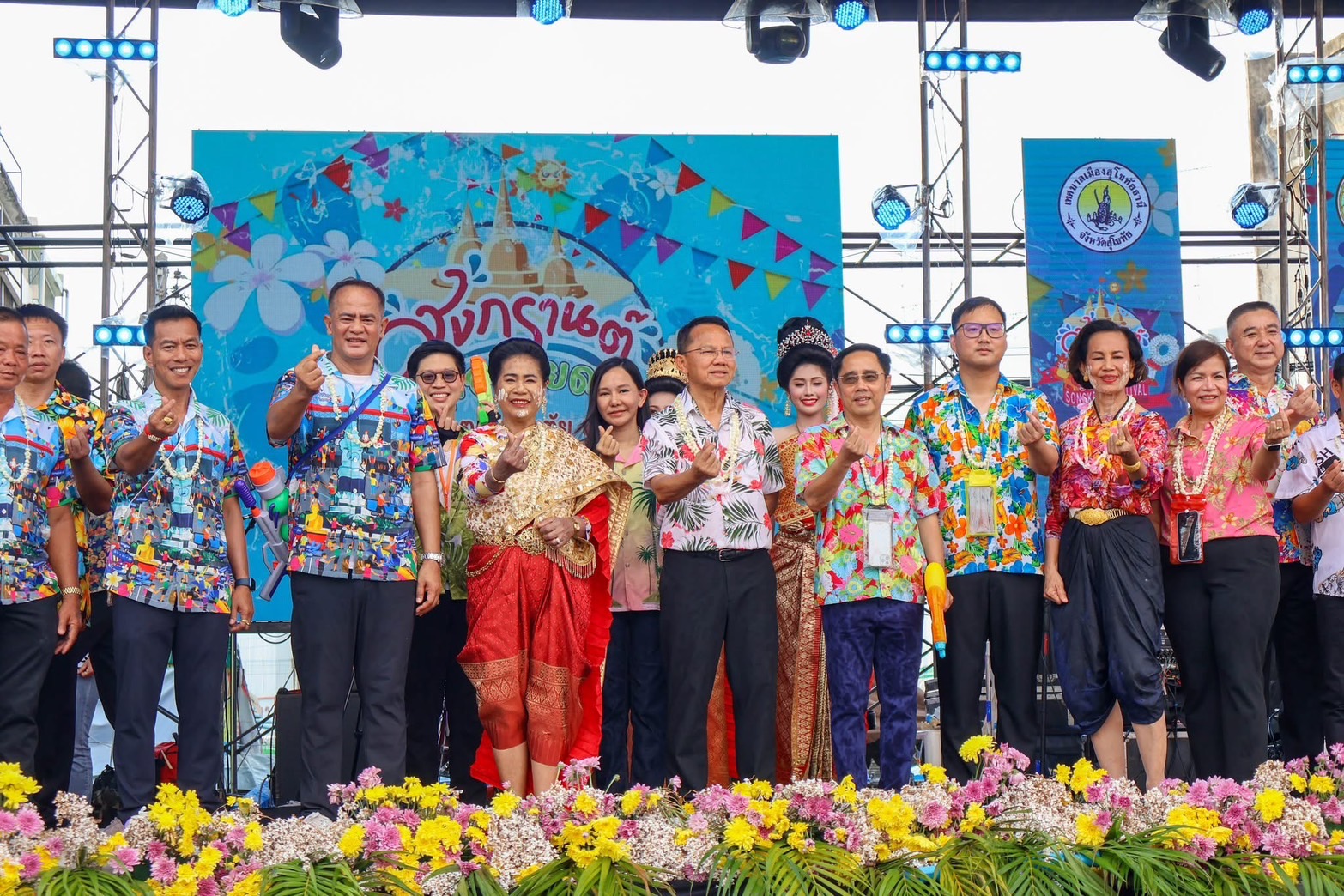“สมศักดิ์” เปิดงาน สืบสานสงกรานต์เสื้อลายดอกถนนข้าวตอกสุโขทัย”สุดคึกคัก
