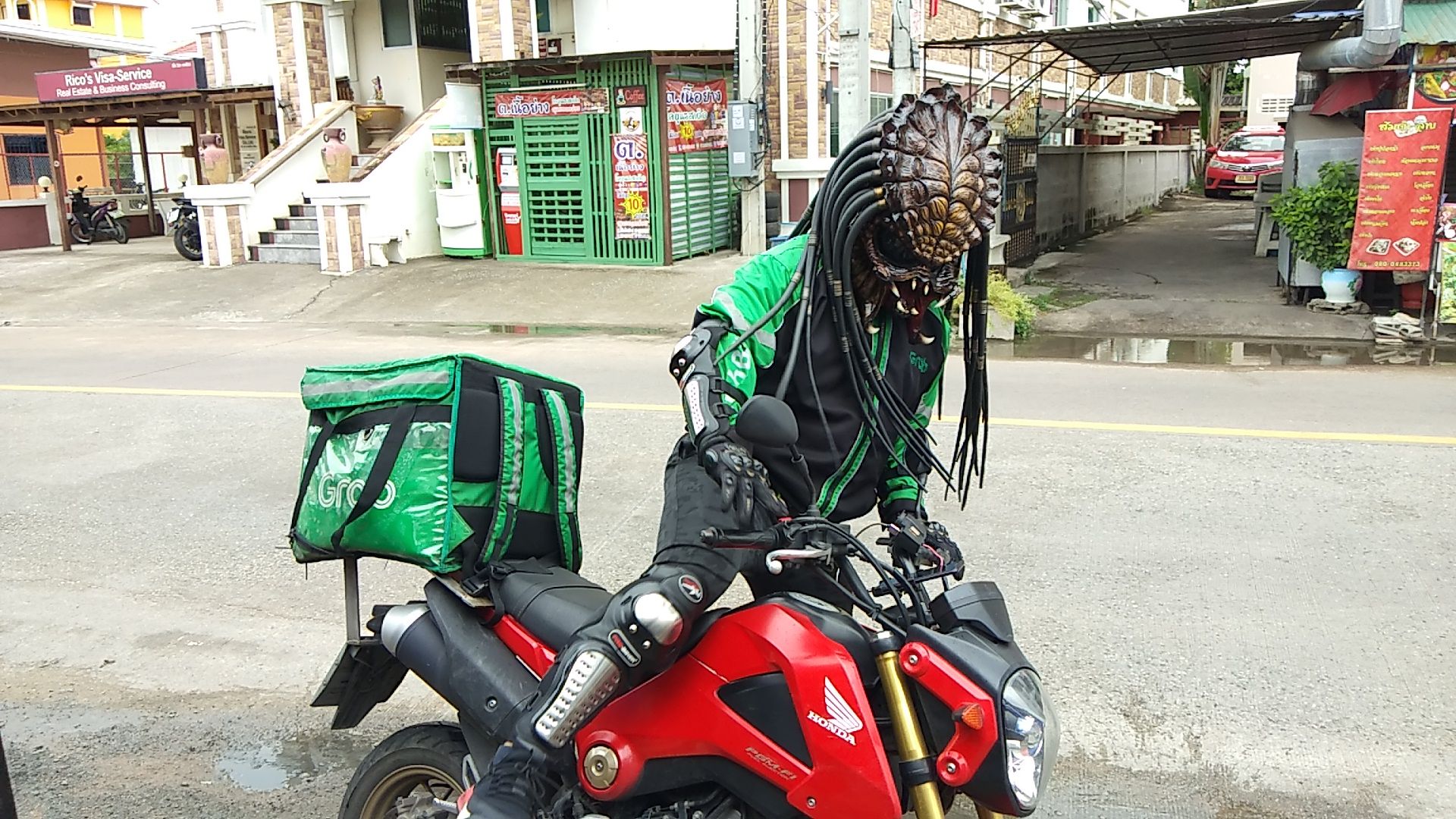 ฮือฮา! หนุ่มแกร็บแต่ง"พรีเดเตอร์"ส่งอาหารสร้างสีสัน