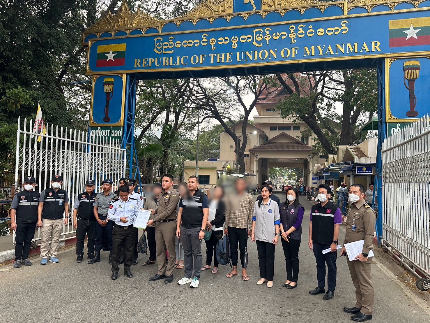 เมียนมาส่งคนไทย 4 คนกลับแม่สายหลังตกค้างที่รัฐฉานเหนือหนีสู้รบและถูกจำคุกคดีในข้อหาหลบหนีเข้าเมืองนาน 3 เดือน