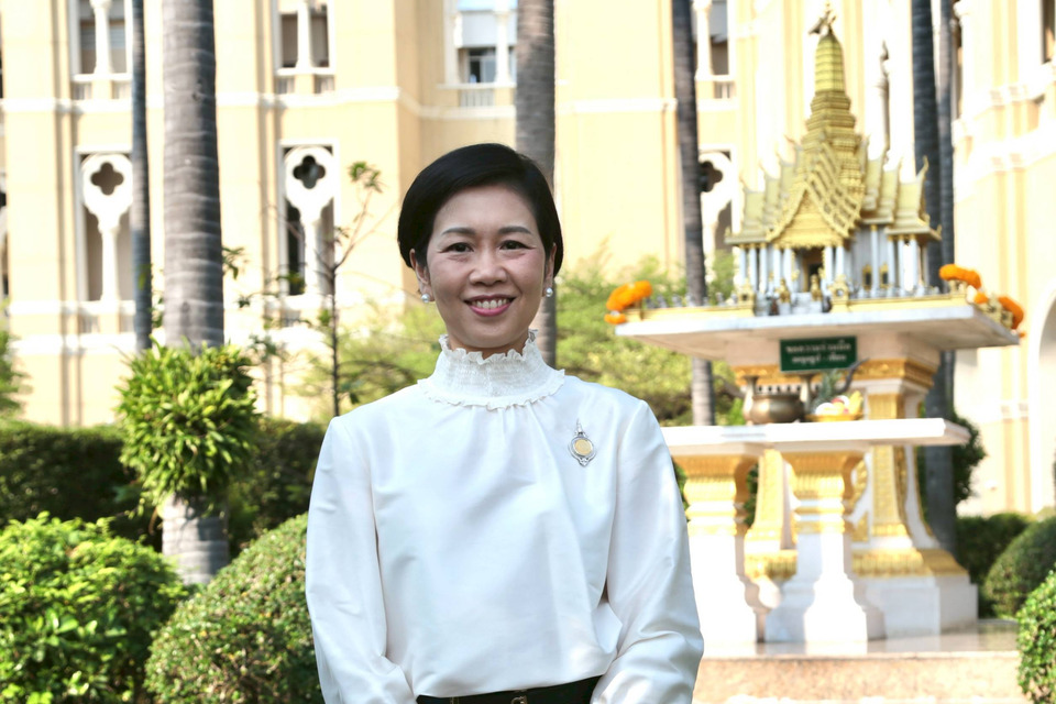 'รัชดา' สักการะสิ่งศักดิ์สิทธิ์ทำเนียบฯ หลังรับตำแหน่งโฆษกรัฐบาล เผย 'อนุทิน' กำชับสื่อสารตรงไปตรงมา ไม่ต้องป้องนายกฯ-รมต.