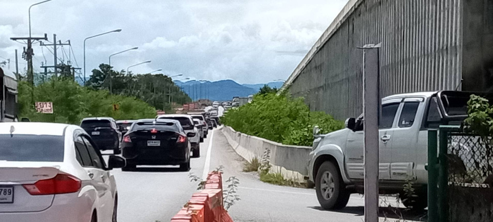 หยุดยาววันสุดท้าย M6 แน่นเอี้ยด! ชาวอีสานแห่กลับ กทม.จราจรชะลอตัวจุดเชื่อมถนนมิตรภาพ 
