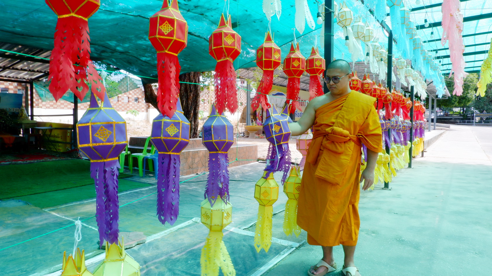 เจ้าอาวาสวัดหนองยายบู่ เตรียมแขวนโคมนับพันใบ ประเพณีงานลอยกระทงประจำปี