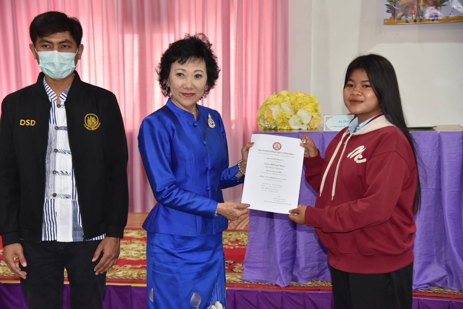 ‘ดร.กัลยาณี’ นายกฯส่งเสริมท่องเที่ยวศรีสะเกษ มอบวุฒิบัตรศิษย์หลวงปู่สรวง เน้นขอให้มีคุณภาพจะได้มีงานทำยั่งยืน