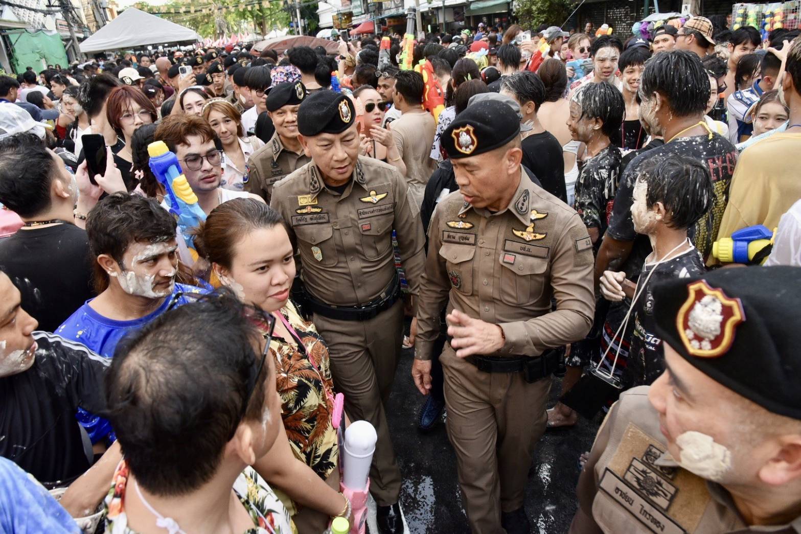 "บิ๊กต่าย"ดูแลประชาชนวันสงกรานต์ ถ.ข้าวสาร -สนามหลวง 