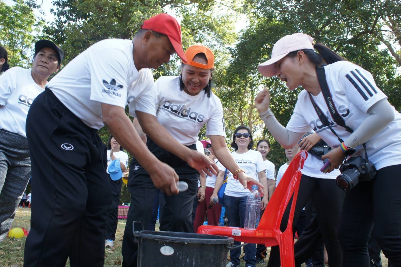 นร.โรงเรียนผู้สูงอายุเทศบาลตำบลตาดทองแข่งขันกีฬาเพื่อส่งเสริมสุขภาพให้แข็งแรงและปลอดจากโรคซึมเศร้า