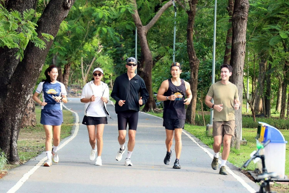 “กบ ปภัสรา” ชวน “หลุยส์-ก๊อต” วิ่งเพื่อสุขภาพ ฟิตร่างกายเสริมเคมีพระเอกละครใหม่