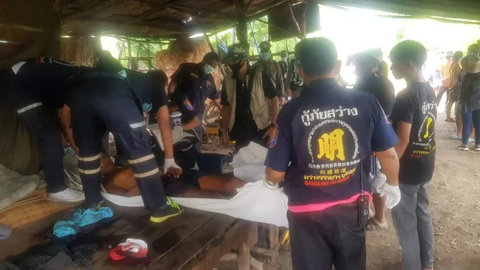 ลุงอดีต รปภ.อ้างฉุนเพื่อนบ้านรุ่นน้อง​ ด่าบุพการี เท้าถีบหน้า​  มีดขอฟันคอดับ​ ก่อนถือมีดเข้ามอบตัว                