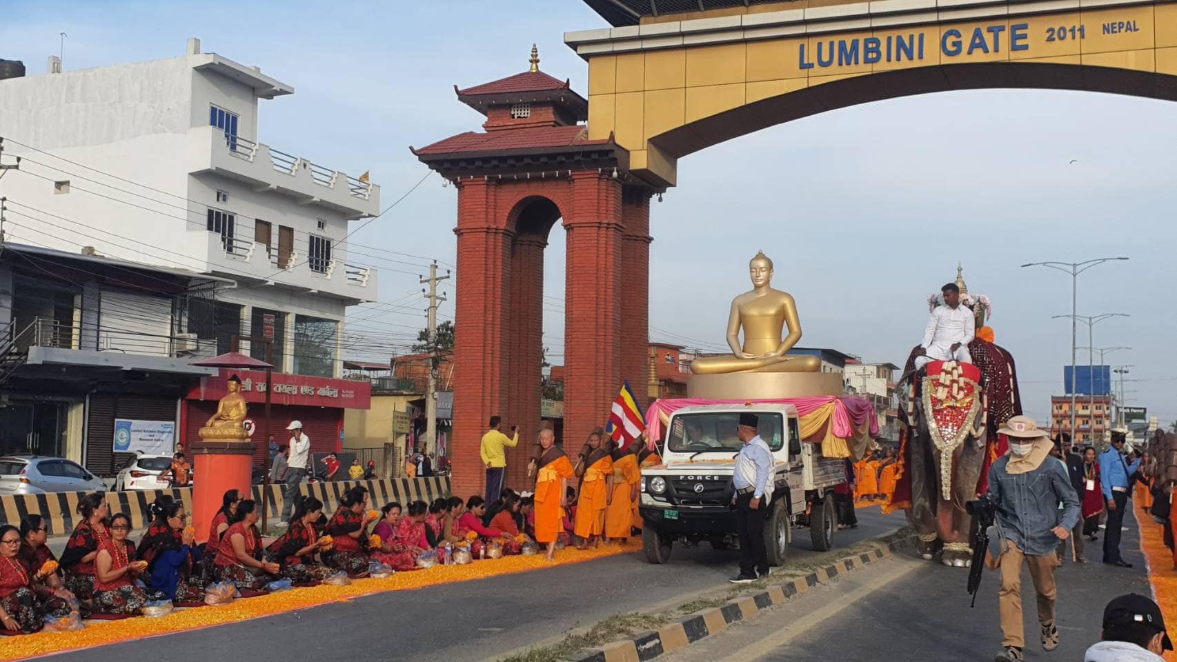 พุทธศาสนิกชนในต่างแดนร่วมอนุโมทนาบุญคณะสงฆ์เดินธรรมยาตรากลางเมืองลุมพินี ประเทศเนปาล