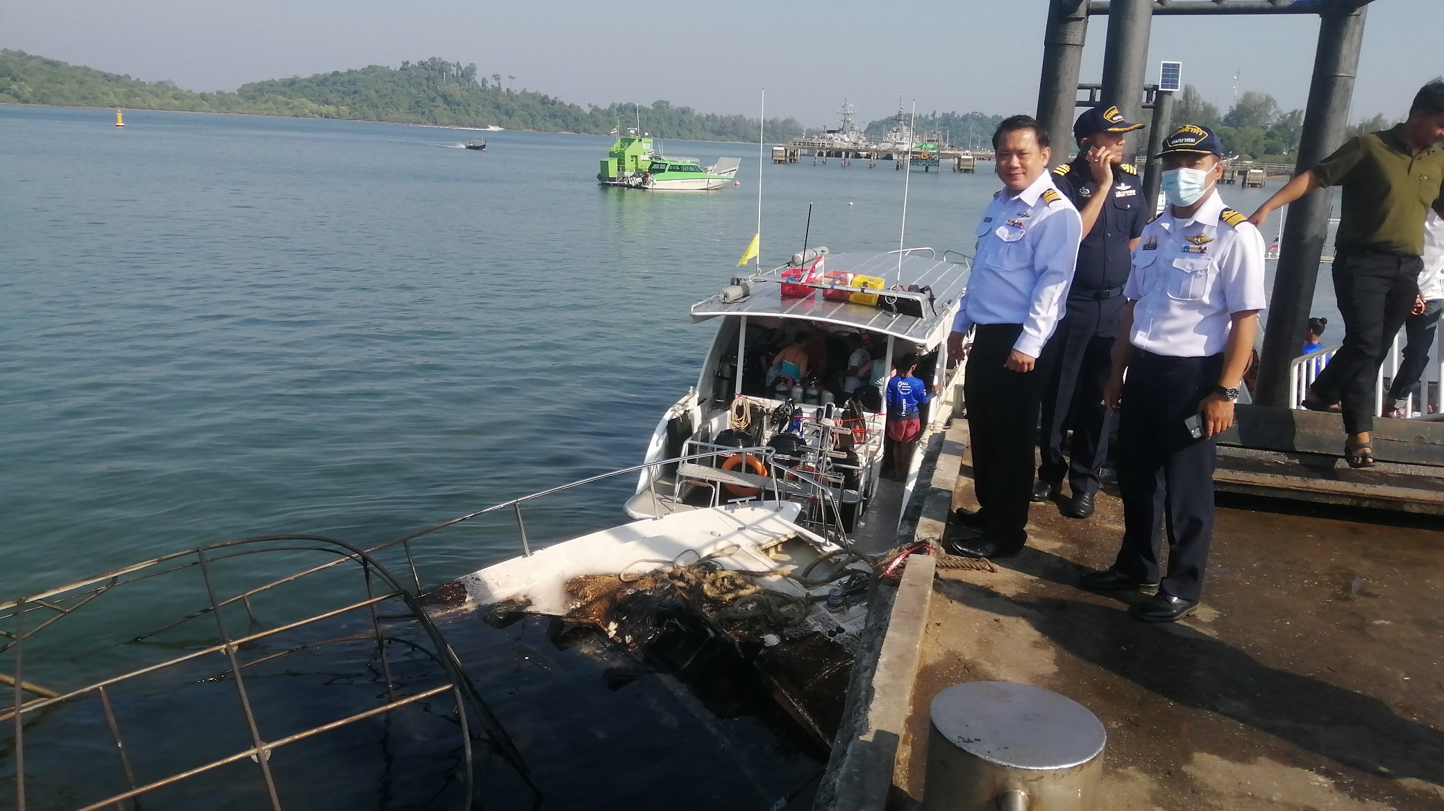 เจ้าท่าพังงา ลงพื้นที่ตรวจสอบเหตุเรือดำน้ำไฟลุกท่วมเสียหายทั้งลำ พร้อมเร่งให้บริษัทกู้ซากขึ้นฝั่งโดยเร็ว