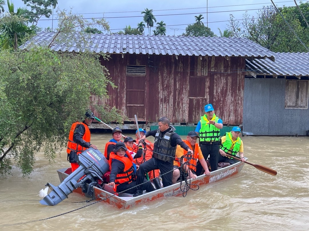 ผบ.พล.ร.15 พร้อมกำลังพลและยุทโธปกรณ์เร่งเข้าช่วยเหลือพี่น้องประชาชน ผู้ประสบอุทกภัย ในพื้นที่ อ.ระแงะ จ.นราธิวาส