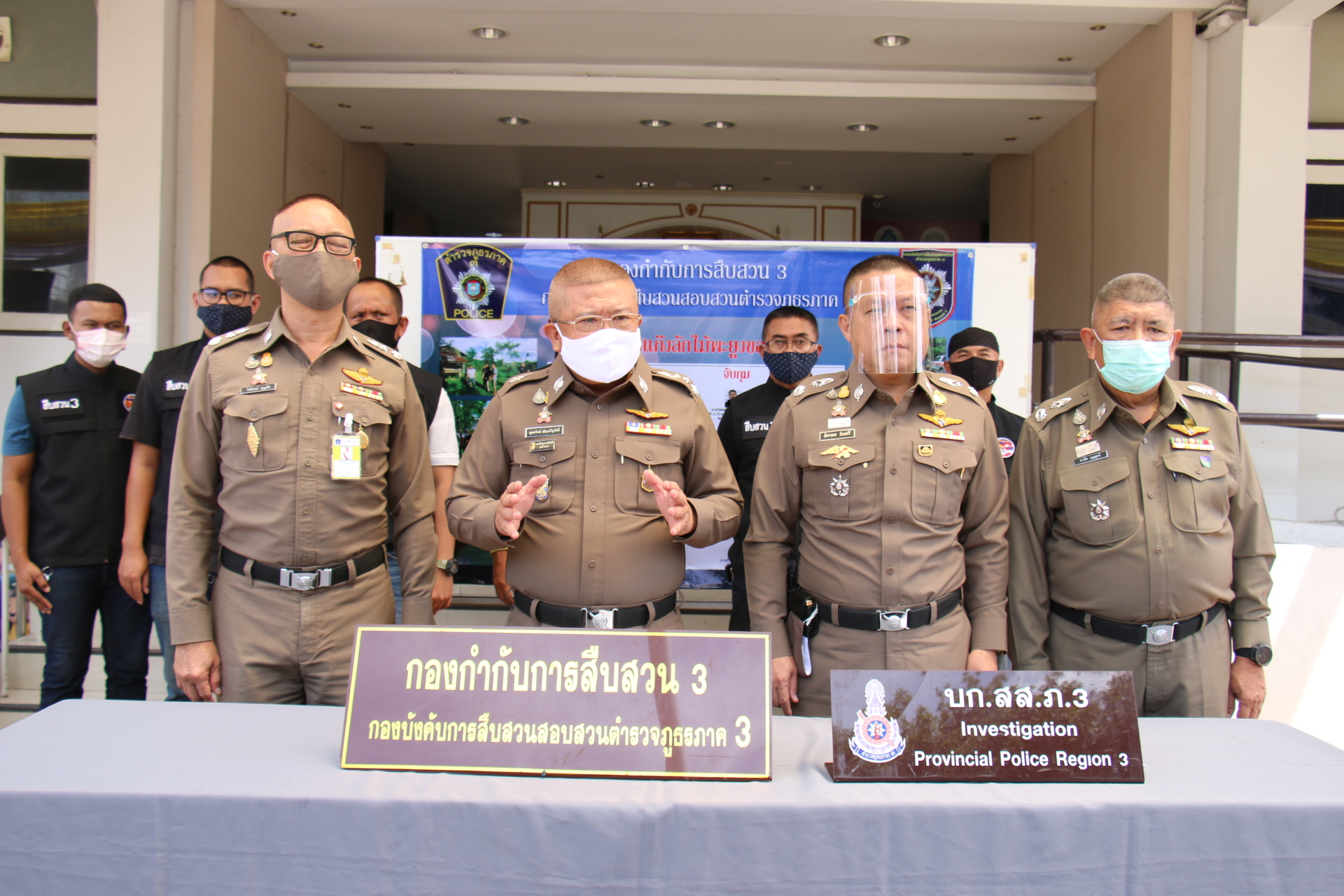 ตำรวจโคราชรวบแก๊งลักไม้พะยูงของกลาง เหิมเกริมประกอบเหตุในสถานที่เก็บของกลางในหน่วยป้องกันรักษาป่า