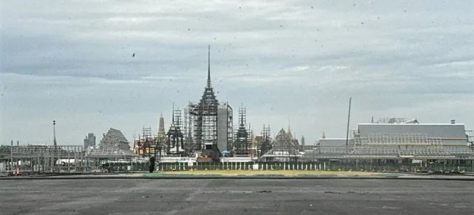 ภาพรวมก่อสร้างพระเมรุมาศเกินครึ่งซุ้มคูหาออกแบบลายหน้ากาล