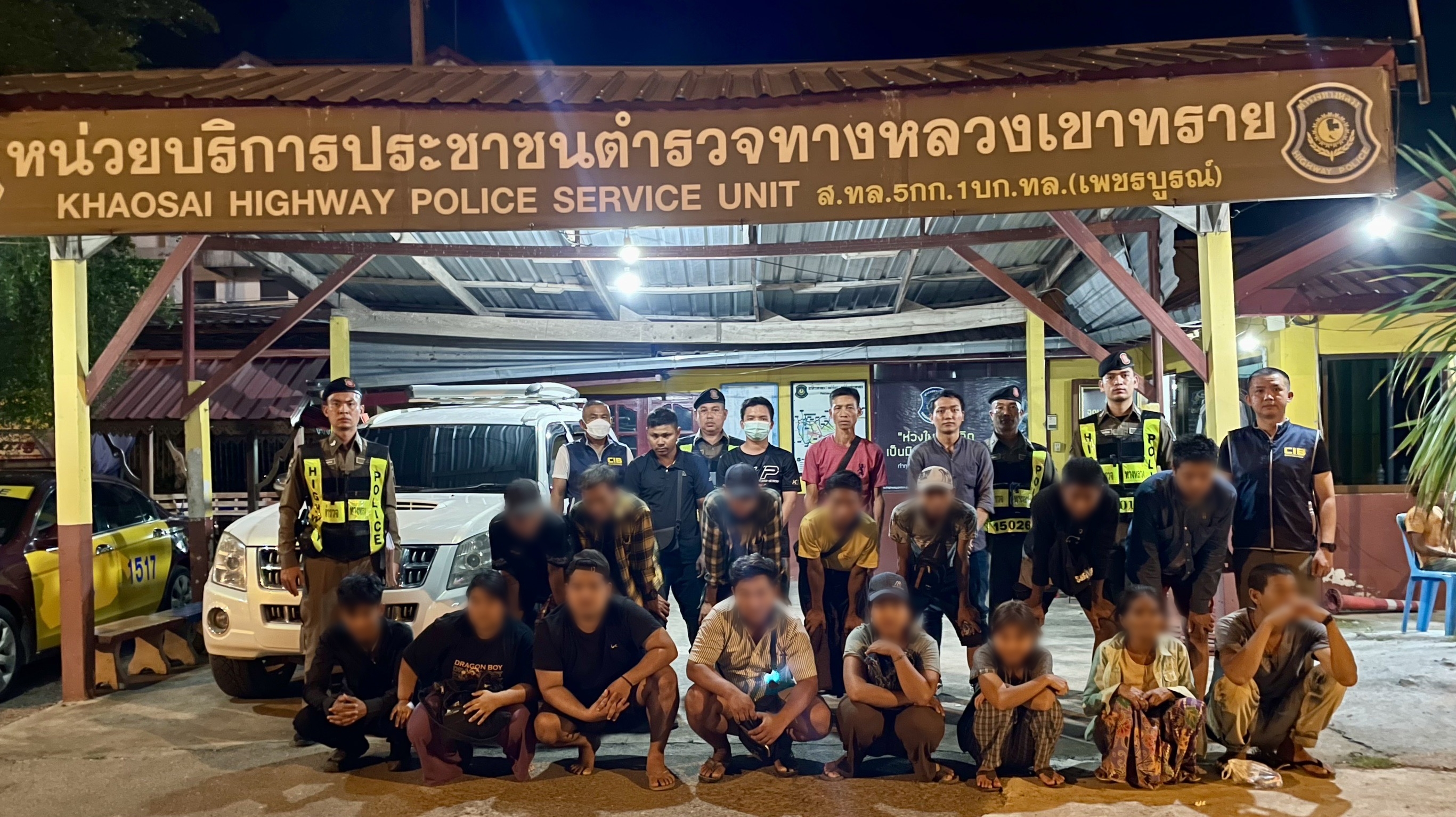 ตร.ทางหลวง ไล่ล่าสกัดจับต่างด้าวหนีเข้าเมือง 18 ชีวิต นั่งอัดกันมาเป็นปลากระป๋อง
