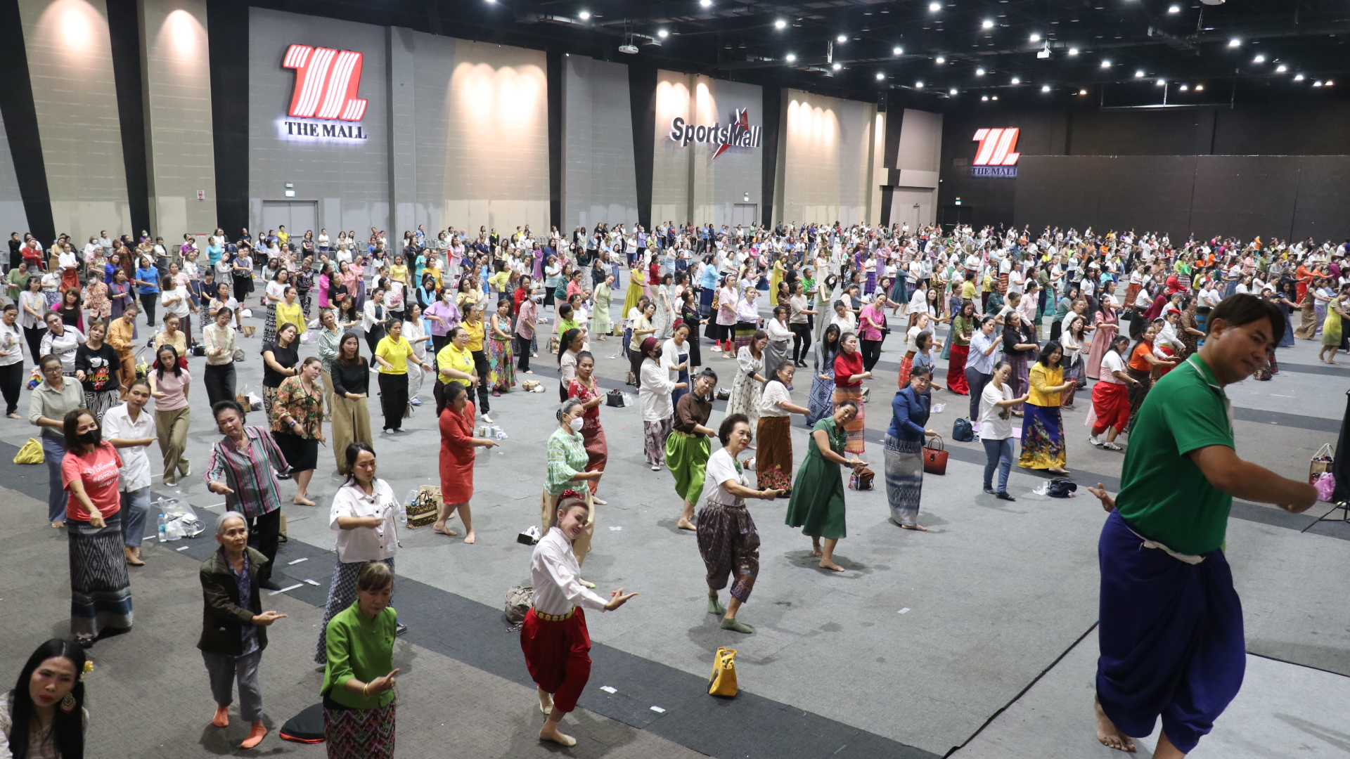  โคราช นายกเหล่ากาชาด นำสตรี 1.8 พันคน ซ้อมรำบวงสรวงฉลองแห่งชัยชนะท้าวสุรนารี