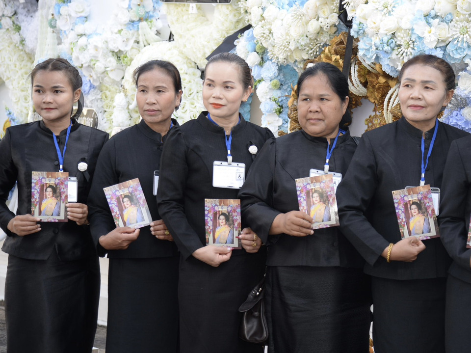 "พสกนิกร" ทั่วไทยหลั่งไหลกราบถวายบังคมพระบรมศพพระพันปีหลวง ด้วยสำนึกในพระมหากรุณาธิคุณ