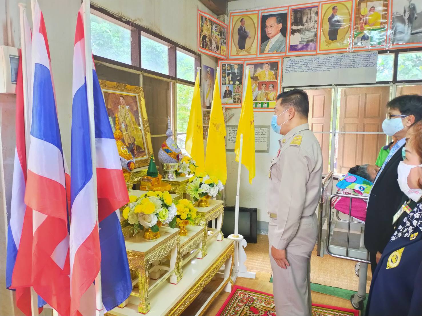 รองผู้ว่าฯบุรีรัมย์ เชิญสิ่งของพระราชทานและสิ่งของเครื่องใช้ที่จำเป็น มอบให้คนไข้ในพระราชานุเคราะห์