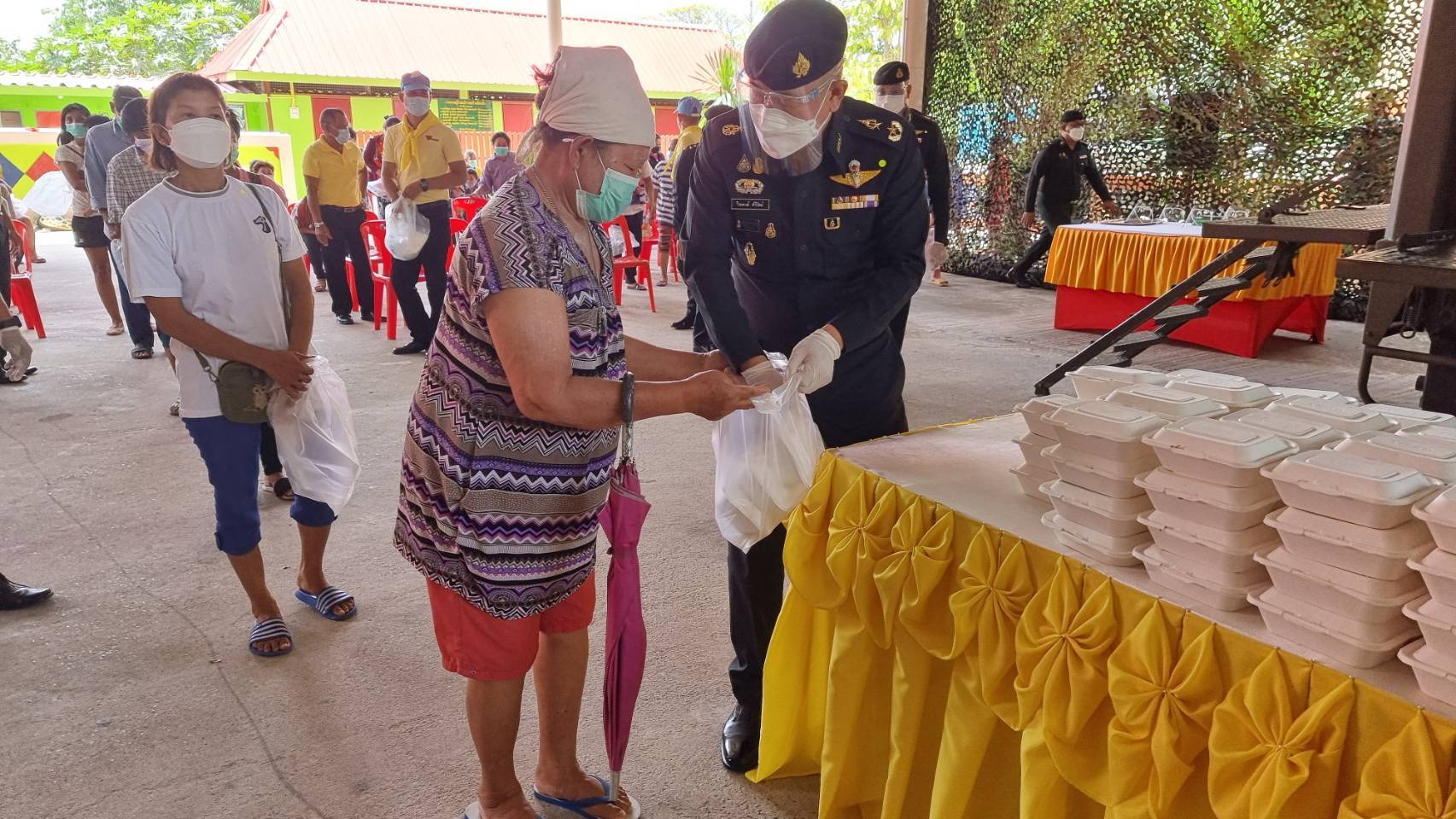 กองพลทหารปืนใหญ่ ค่ายสิริกิติ์ จ.ลพบุรี จัดรถครัวสนามเคลื่อนที่  พร้อม Army Delivery บริการปชช.ที่ได้รับผลกระทบโควิด