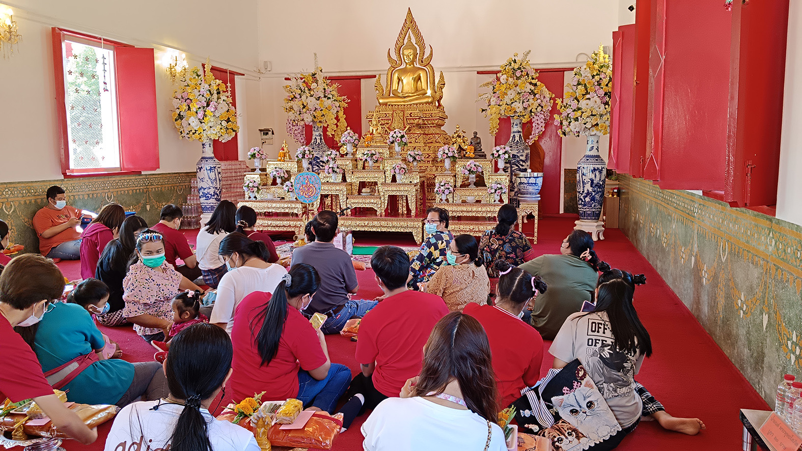 สุพรรณบุรี วันหยุดตรุษจีนนักท่องเที่ยวแห่ไหว้พระขอพรหลวงพ่อโสภิตท้าวเวสสุวรรณกันคึกคัก