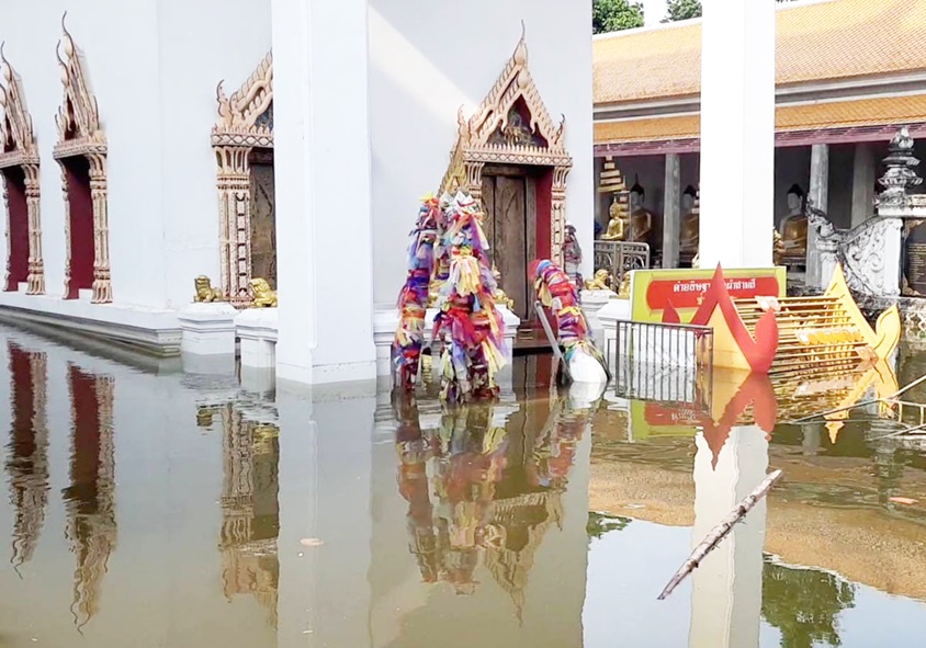 อ่วม! ฝนตกหนักท่วมโบสถ์-วิหาร "วัดกิ่งแก้ว" สูงกว่า 1 เมตร