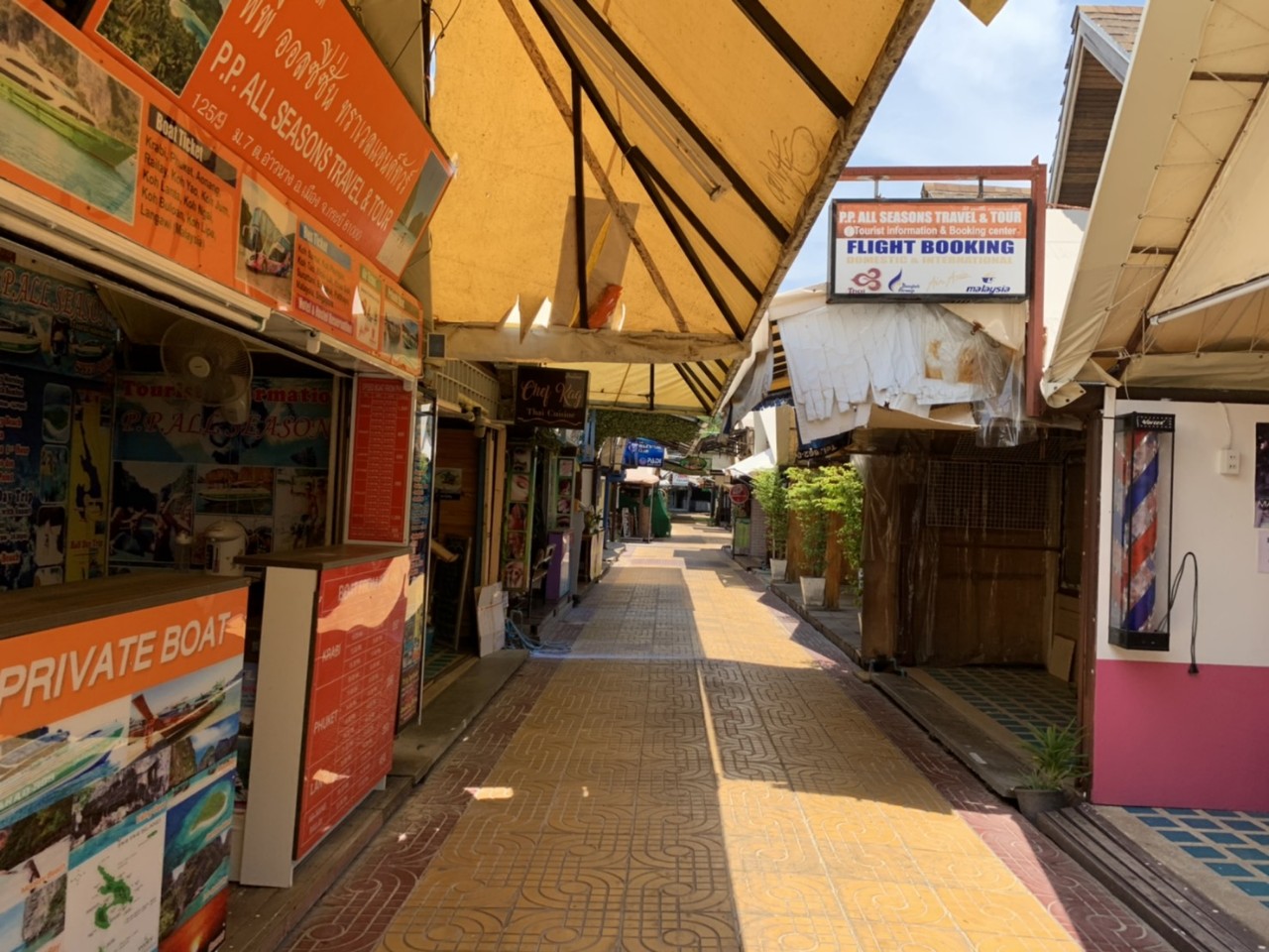 คนพีพีวิตก นักท่องเที่ยวต่างชาติ กว่า 300 คน ยังเดินเพ่นพ่านอยู่บนเกาะ รองผวจ.กระบี่ รุดลงเกาะพีพี เคลียร์ปัญหา