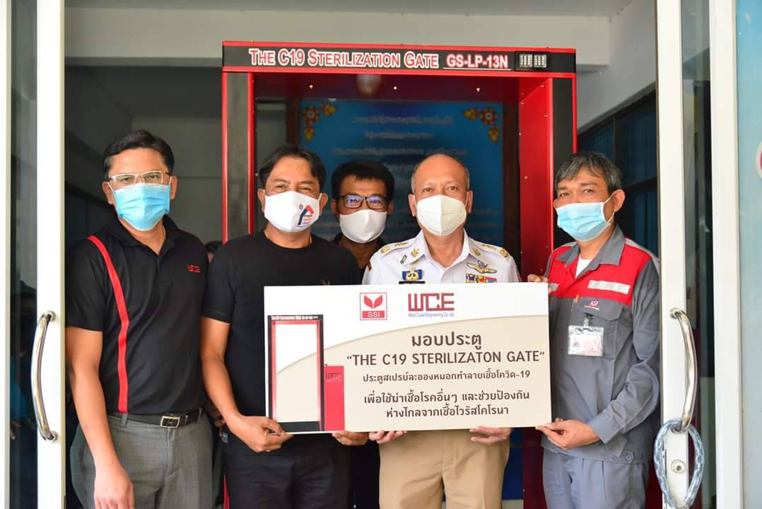 บริษัทเอกชน ติดตั้งประตูสเปรย์หมอกไฮโปคลอรัส ทำลายเชื้อโควิด-19 มอบแก่อำเภอบางสะพาน