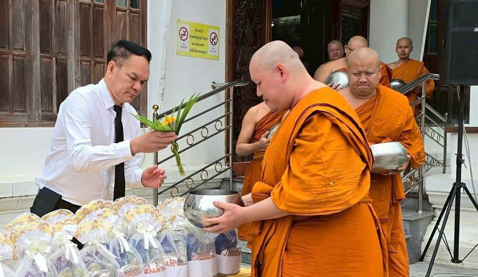 บ้านค่ายรวมพลังทำดี! ตักบาตร–มอบถุงยังชีพ ถวายพระราชกุศล "พระพันปีหลวง"