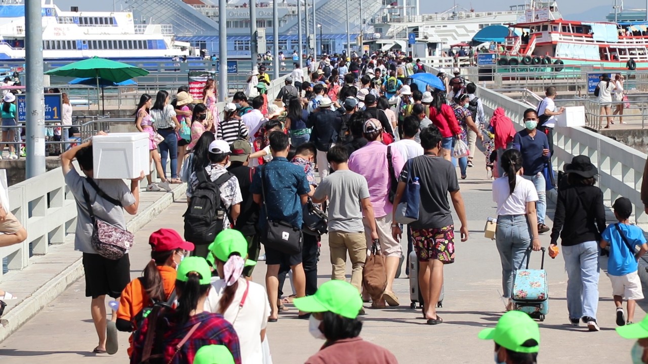 ท่าเรือบาลีฮายพัทยาแทบแตก วันหยุดปิยมหาราช สุดคึกคักนักท่องเที่ยวแห่ เดินทางพักผ่อนเกาะล้านจำนวนมาก
