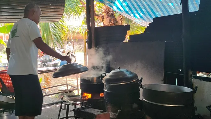 ขนมพื้นเมืองเตาฟืน 100 ปี สืบทอดสู่รุ่นที่ 4 ครองใจนักท่องเที่ยวและชาวสตูล  