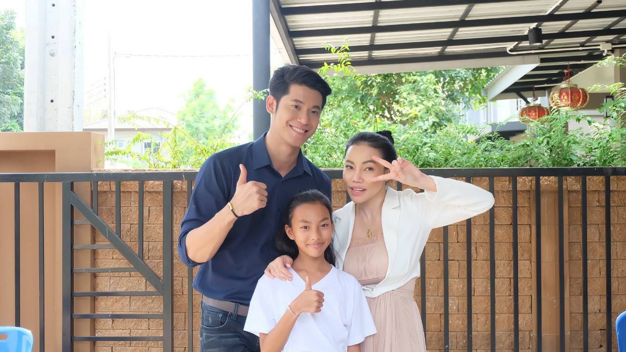 “เอมมี่ อมลวรรณ” ควงลูกสาว พร้อมนักแสดง ร่วมถ่ายทอดละครสั้นแฝงคติธรรม “ธรรมแก้กรรม”