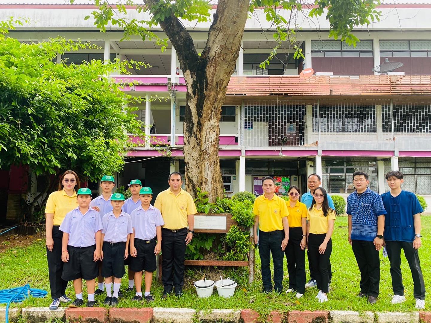 ผอ.ส่วนโครงการพระราชดำริและกิจการพิเศษ นำทีมรุกขกร สจป.3 (ลำปาง) บำรุงรักษาต้นไม้ทรงปลูก 