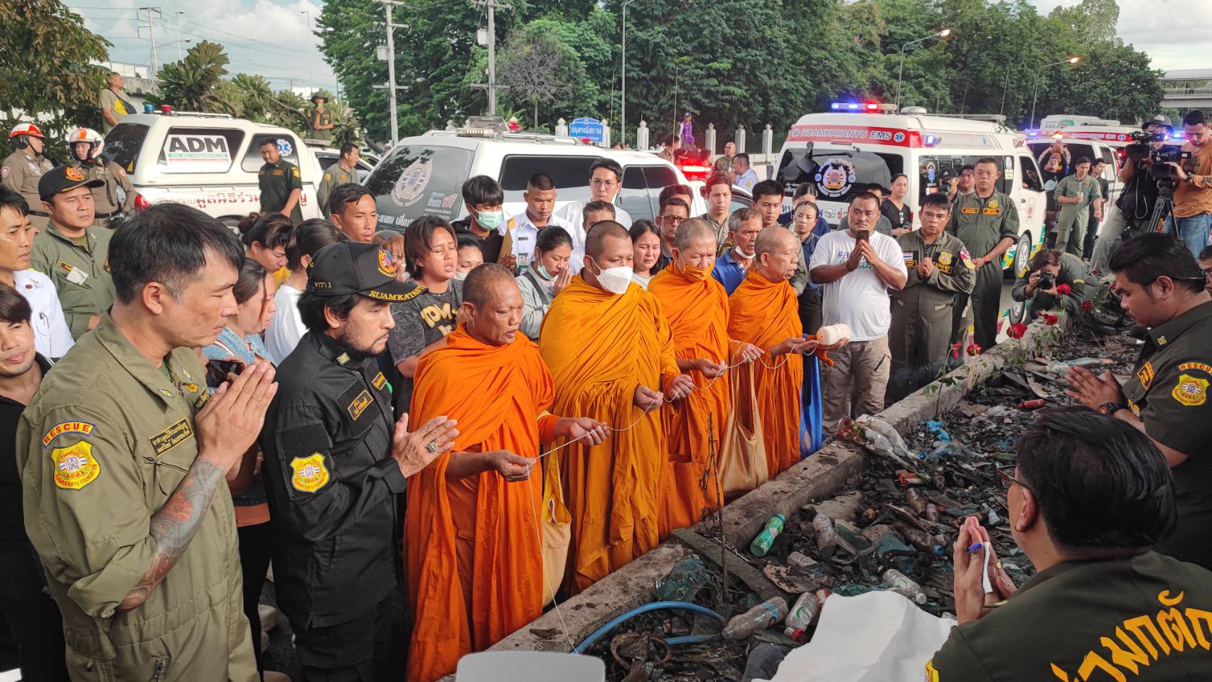 ปทุมธานี เหล่าพ่อแม่เด็กร่ำไห้ เชิญดวงวิญญาณพาลูกกลับบ้าน