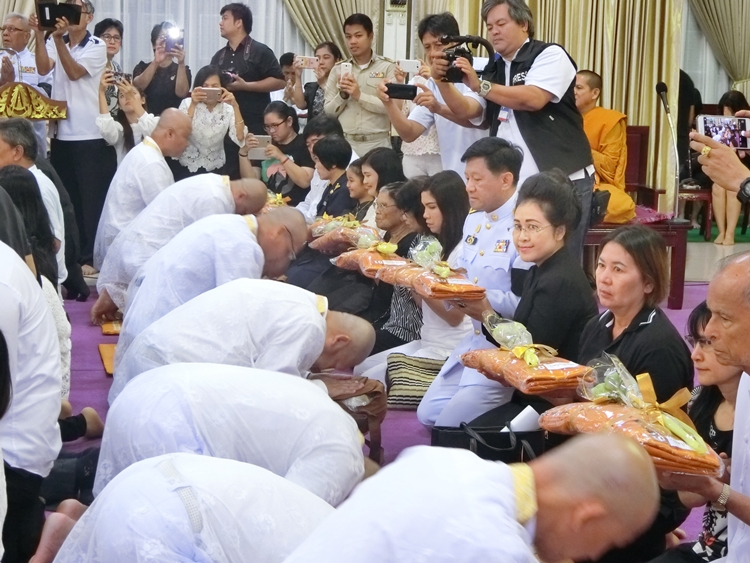 อ่างทองจัดพิธีบรรพชาอุปสมบทหมู่ 93 รูป ถวายพระบาทสมเด็จพระปรมินทรมหาภูมิพลอดุลยเดช