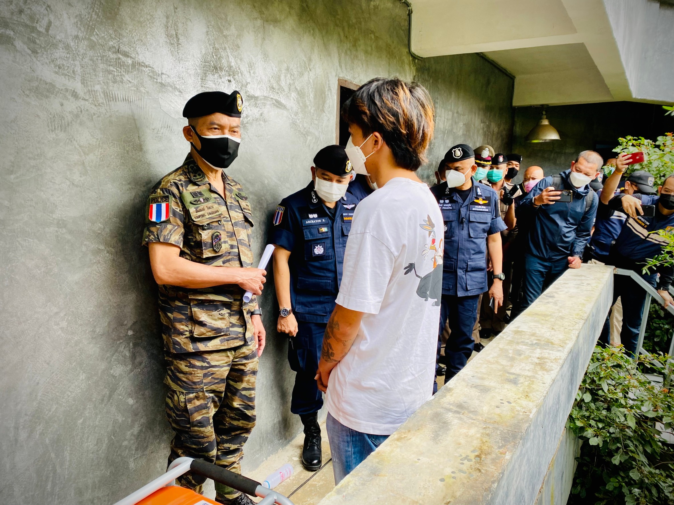“ผบช.สตม.” นำทีมทลายเว็บพนันบอล ยึดโรงแรม “ดอยแม่สลอง” ตั้งฐานที่มั่น พบนายทุนมาจากมาเลเซีย เงินหมุนเวียนมากกว่า 50 ล้าน