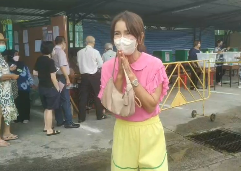 "แอน ทองประสม"ใช้สิทธิ์เลือกตั้งผู้ว่าฯกทม.หน้าหมู่บ้านปัญญาวิลเลจ