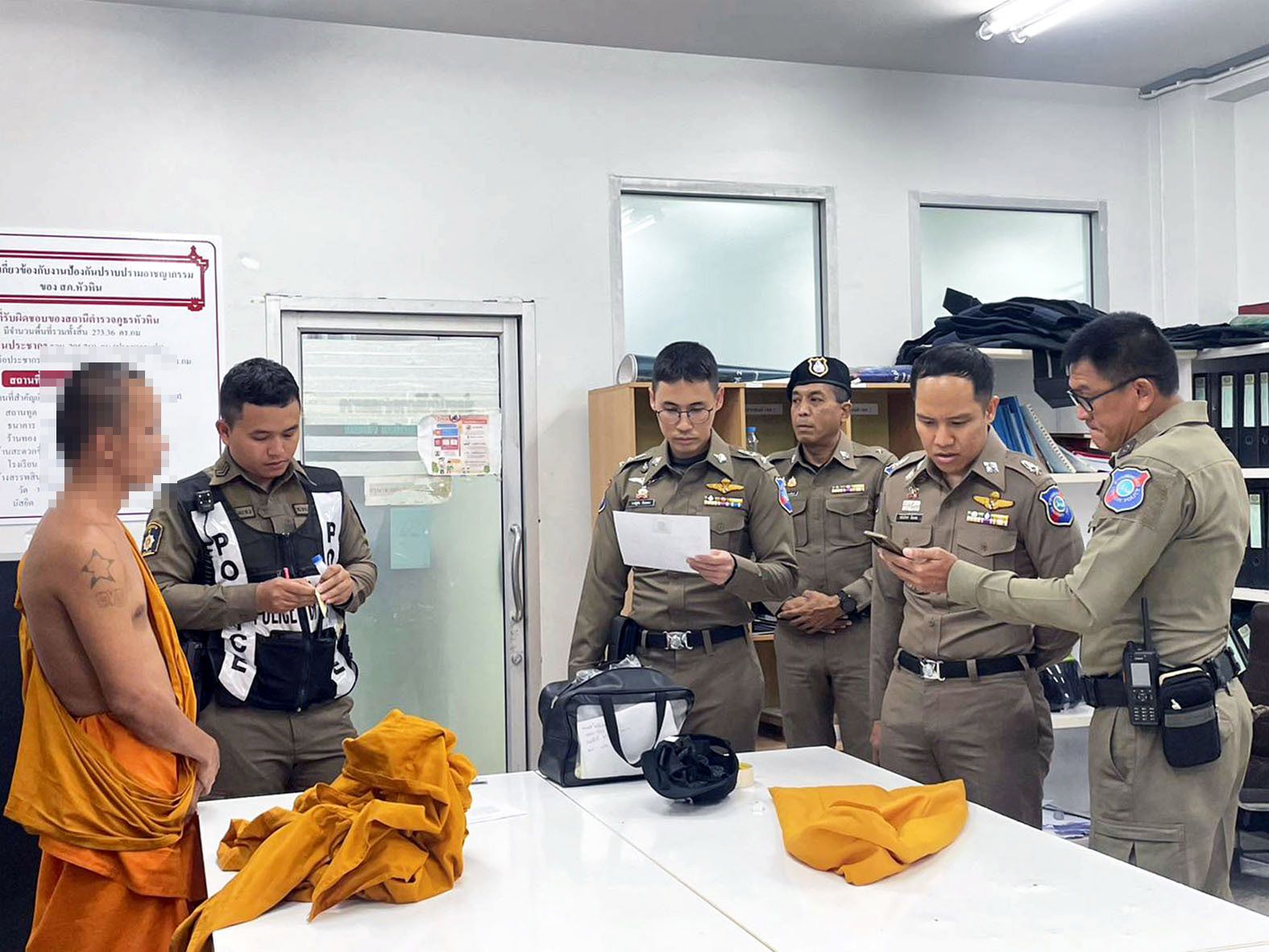 ตำรวจท่องเที่ยวหัวหินจับหนุ่มใหญ่ปลอมตัวเป็นพระสงฆ์ห่มเหลืองถือซองผ้าป่าเข้าไปเรี่ยไรตำรวจ