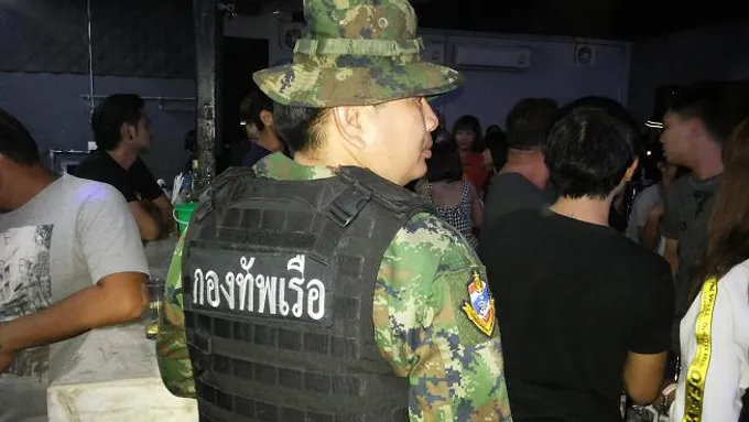 อุบลราชธานี-นรข.ยกพลขึ้นบกบุกปิดผับชื่อดัง