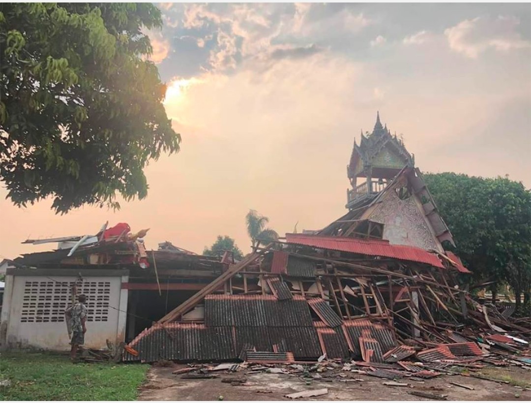 พายุฝนหลงฤดูมาแค่ชั่วโมงเดียว ถล่มศาลาวัดอายุเกือบ 100 ปีพังราบ