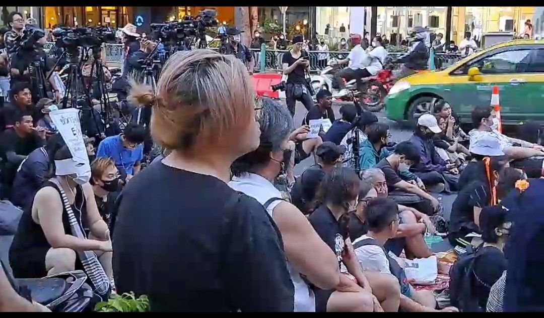 ม็อบชุมนุมแยกราชประสงค์ ย้ำข้อเรียกร้อง ส.ว.เคารพเสียงประชาชน ก่อนจุดพลุยุติการชุมนุม
