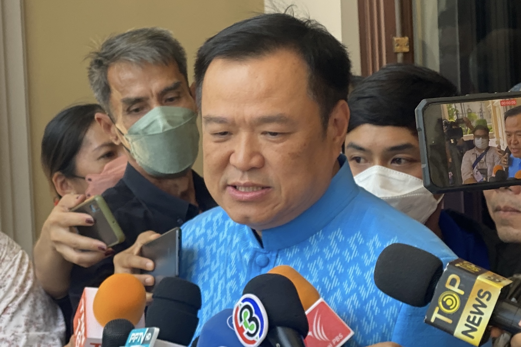 “อนุทิน” มอง ปมลาราชการรับเงินเดือน เป็นสิทธิ์ เผย 4 เม.ย. นำทีม “ภท.” สมัครปาร์ตี้ลิสต์ด้วยตัวเอง