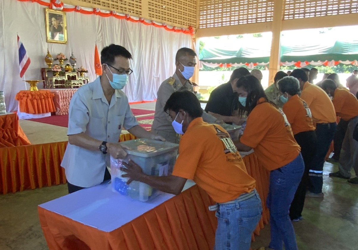 ผู้ช่วยประธานสถาบันวิจัยจุฬาภรณ์ฯ เชิญสิ่งของพระราชทานช่วยเหลือผู้ประสบภัยจากการระบาดเชื้อไวรัสโควิด19 