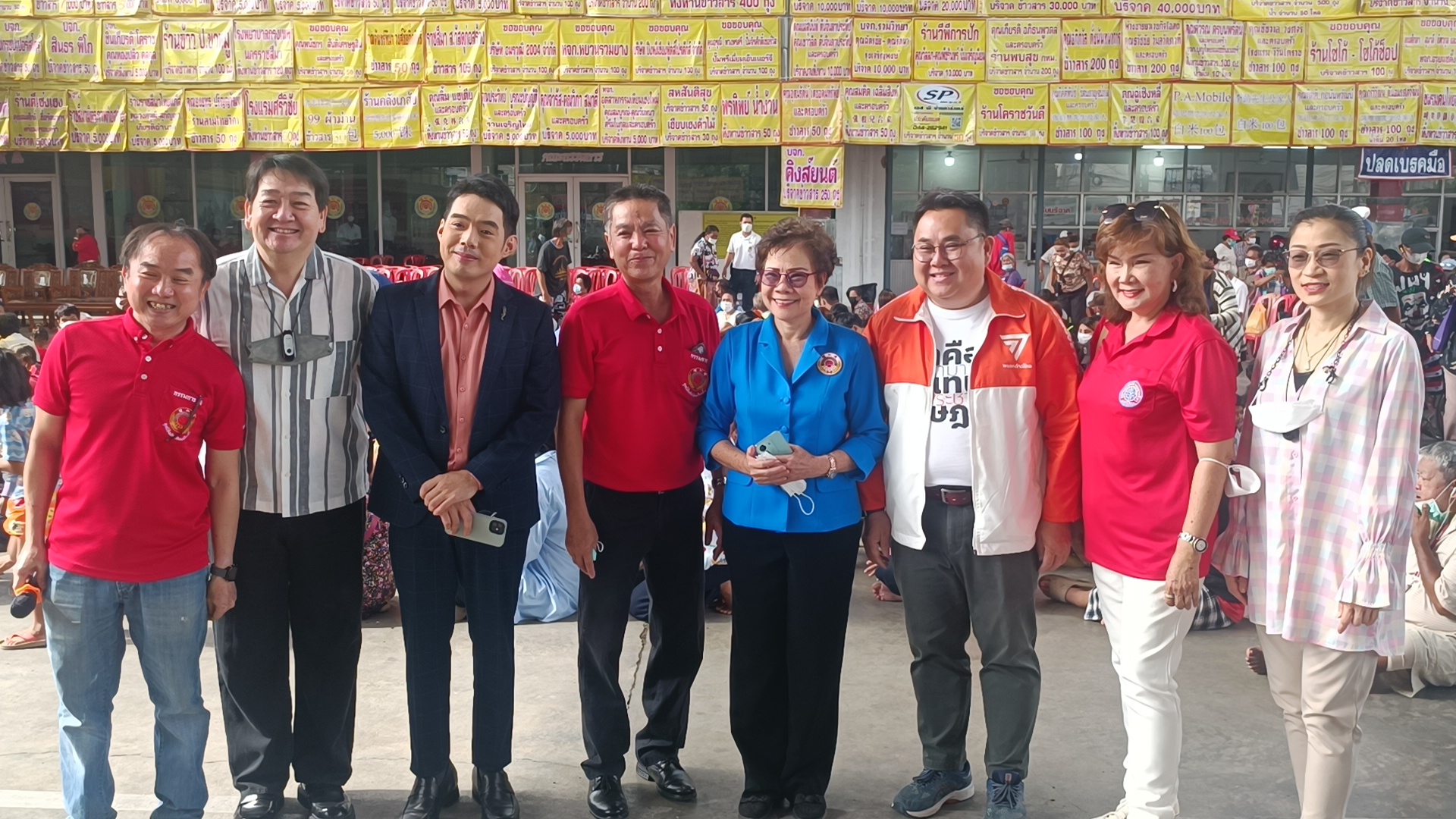 มูลนิธิสว่างเมตตาโคราชจัดงานทิ้งทานแจกข้าวสารถุงยังชีพ 8 พันชุดช่วยผู้ยากไร้