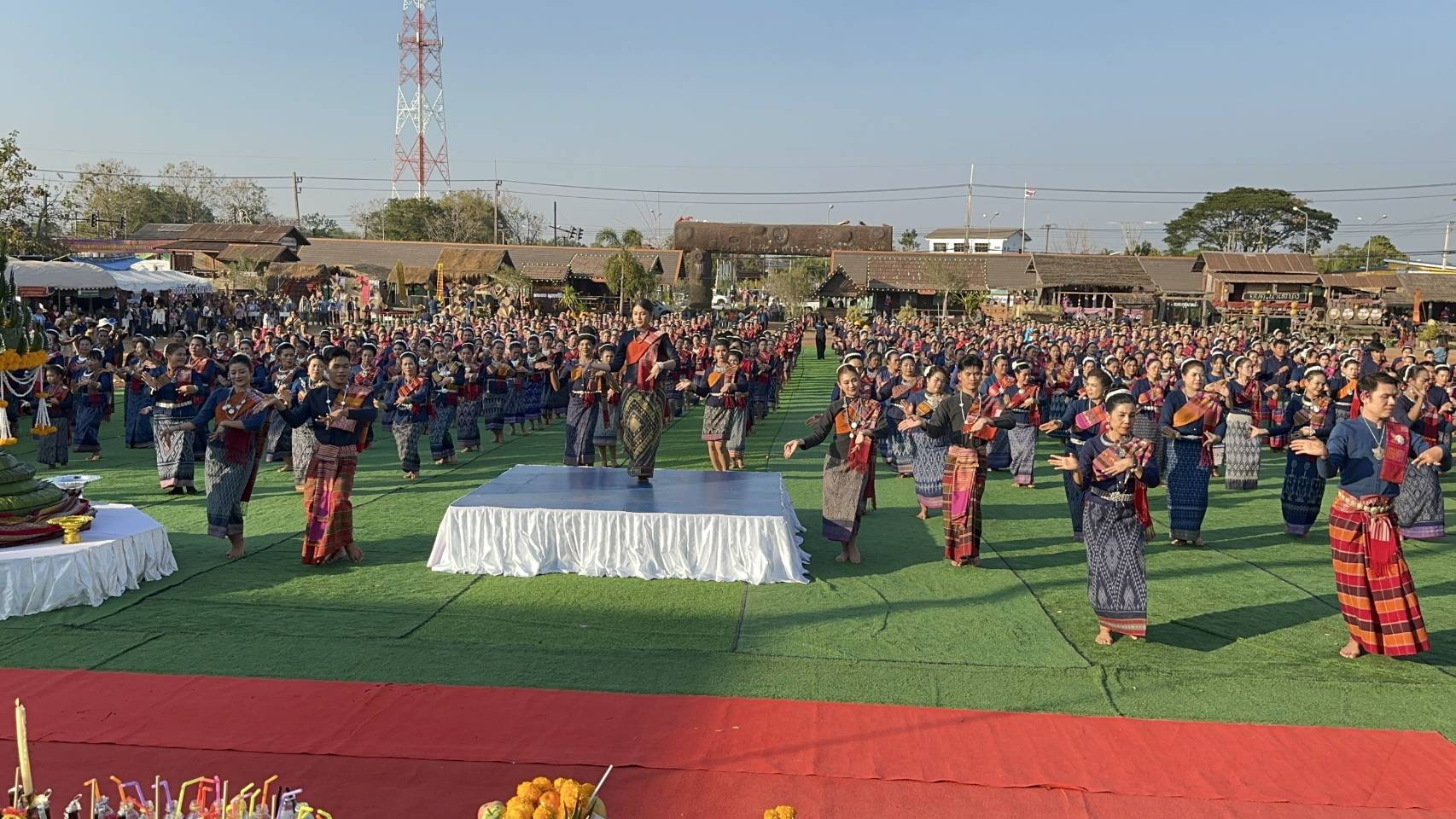 สกลนคร "เวียง นฤมล" ร่วมชนเผ่าไทโส้ รำบวงสรวงพระอรัญอาสา ในเทศกาลโส้รำลึก ครั้งที่ 44       
