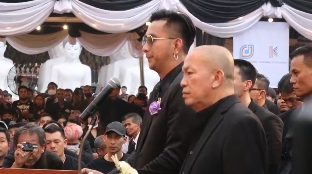 อาลัยครั้งสุดท้าย ฌาปนกิจ “โรเบิร์ต สายควัน” ศิลปินดาราร่วมการแสดงหน้าเมรุ ครอบครัวขอบคุณทุกฝ่ายที่ให้การช่วยเหลือ 