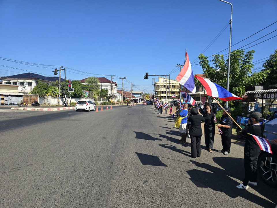 "บุรีรัมย์" ชาวบ้านสะบัดธงไทย รอรับร่าง "จ่าเริง" ชาวสุรินทร์เดินทางมาขอบคุณเนื่องแน่น