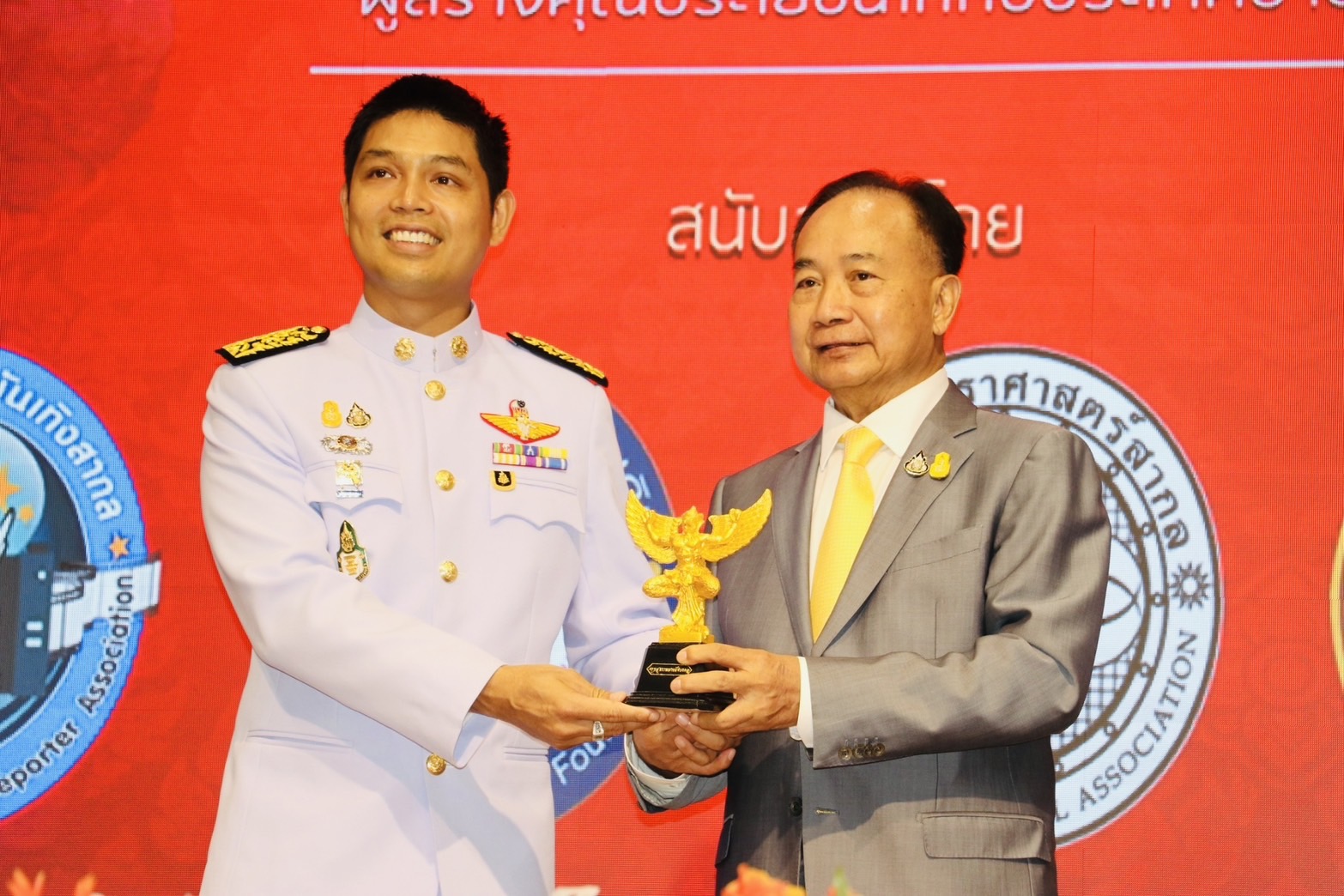 รองแม็ค ชณทัต ปัทะมะภูวดล รับรางวัลเกียรติคุณ คนดีรักแผ่นดิน ณ สถาบันจุฬาภรณ์