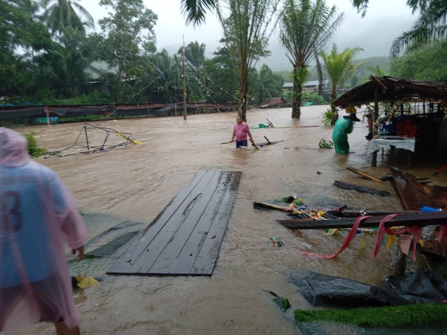 พังงาอ่วม! ฝนตกน้ำท่วมหลายอำเภอ  จนท.เร่งช่วยเหลือปชช.