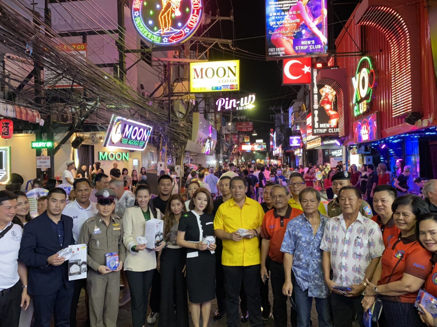 นายกเมืองพัทยา เดินหน้าแจกหน้ากากอนามัยถนนวอล์กกิ้งสตรีท 
