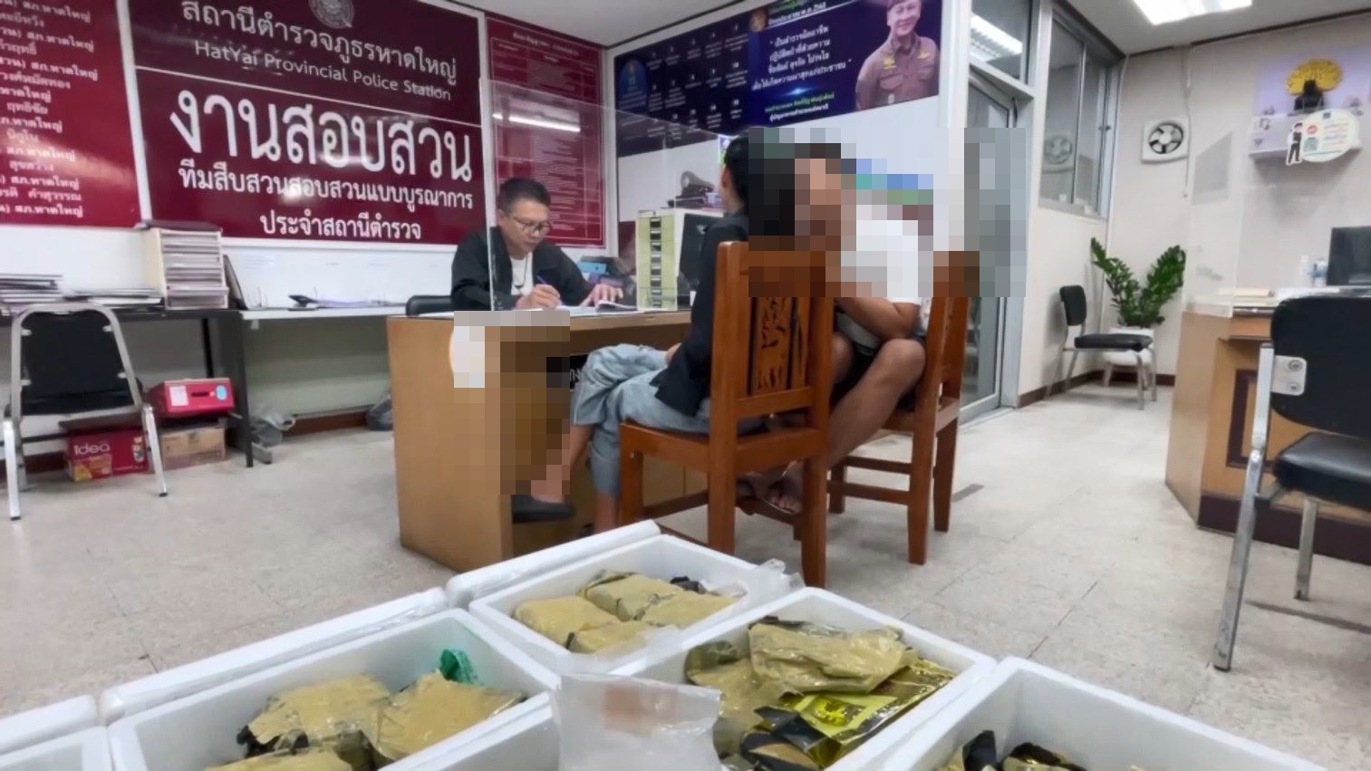 ตำรวจหาดใหญ่จับไอซ์100กก.ขนมากับรถไฟล๊อคชายหนุ่มกับแฟนสาวกอดร่ำลาก่อนจับแยกตัวดำเนินคดี