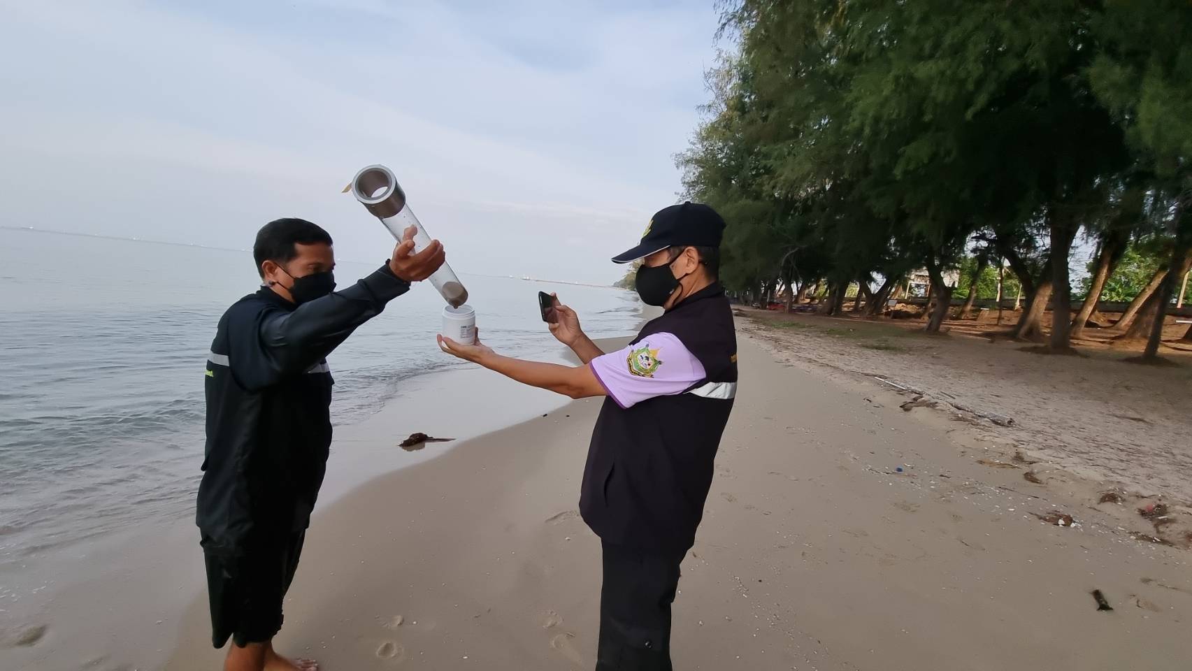 สำนักงานสิ่งแวดล้อม ภาค 13  เก็บตัวอย่างทราย-น้ำทะเลหาดแม่รำพึง  ตรวจสอบคุณภาพต่อเนื่อง
